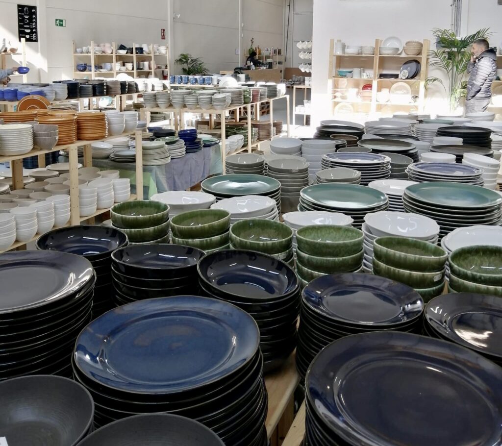 A Mercadoria, el Outlet de cerámica portuguesa al peso, conquista a sus clientes por sus precios