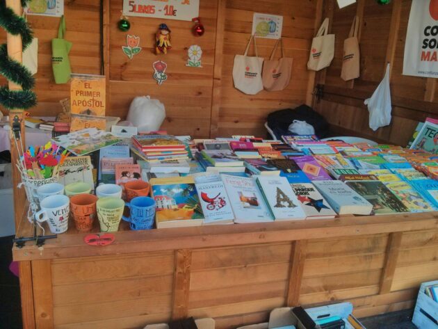 Vuelve el mercadillo solidario de libros a la Plaza Mayor este sábado