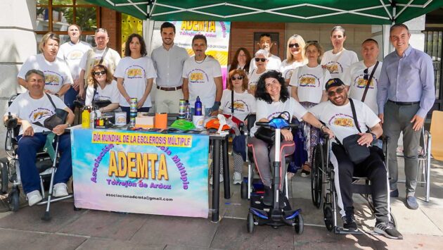 Torrejón de Ardoz se suma al Día Mundial de la Esclerosis Múltiple con una mesa informativa en la Plaza Mayor
