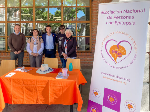 La fachada del Ayuntamiento de Torrejón de Ardoz se ilumina de naranja por el Día Nacional de la Epilepsia