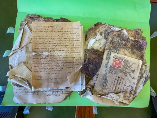 Alumnos del IES Luis de Góngora donan los documentos históricos que encontraron en Soto de Espinillos al Archivo Municipal