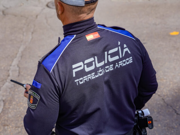 La Policía Local de Torrejón de Ardoz detiene a dos personas por un delito de falsedad documental