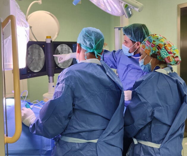 El hospital de Torrejón implanta por primera vez un neuroestimulador de ganglio central para aliviar el dolor crónico severo