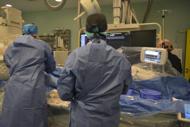 Avance médico en el Hospital de Torrejón: introducen un catéter por la muñeca para tratar la hipertensión resistente