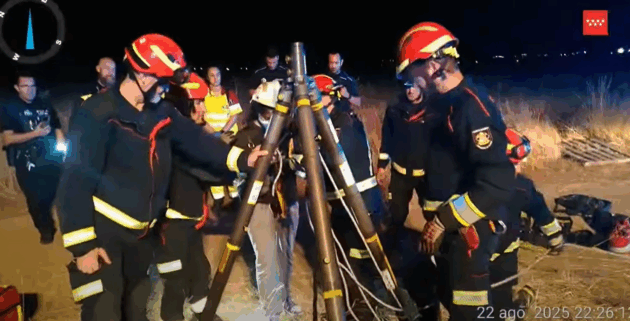 Los bomberos rescatan a una joven que cayó a un pozo en Torrejón de Ardoz