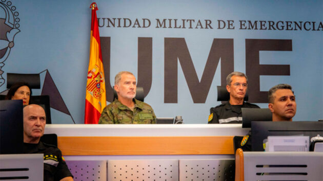 El Rey visita el Cuartel General de la UME en Torrejón para conocer su despliegue por los incendios