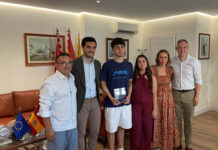 El torrejonero Alejandro Mena, recibido en el Ayuntamiento tras participar en el programa nacional «Astronauta por un Día»