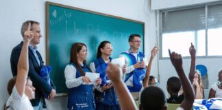 Torrejón entrega 120 lotes de material escolar a menores vulnerables en el CEIP Ramón y Cajal - imagen 1