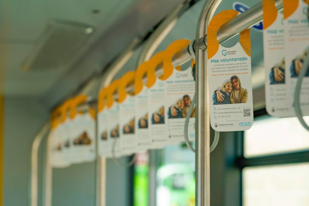 Torrejón lanza una campaña en autobuses urbanos para captar voluntarios contra la soledad de los mayores - imagen 1