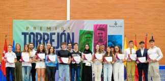245 estudiantes de Torrejón reciben los XVIII Premios Torrejón Estudia por su esfuerzo académico - imagen 1