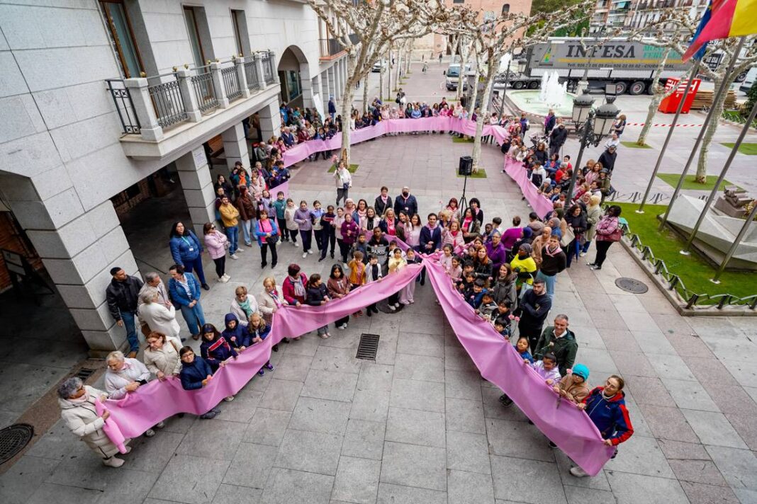 Torrejón de Ardoz conmemora el Día Mundial Contra el Cáncer de Mama con un lazo humano - imagen 1