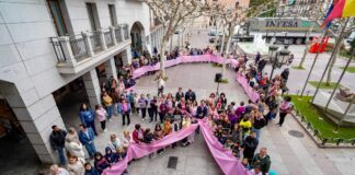 Torrejón de Ardoz conmemora el Día Mundial Contra el Cáncer de Mama con un lazo humano - imagen 1