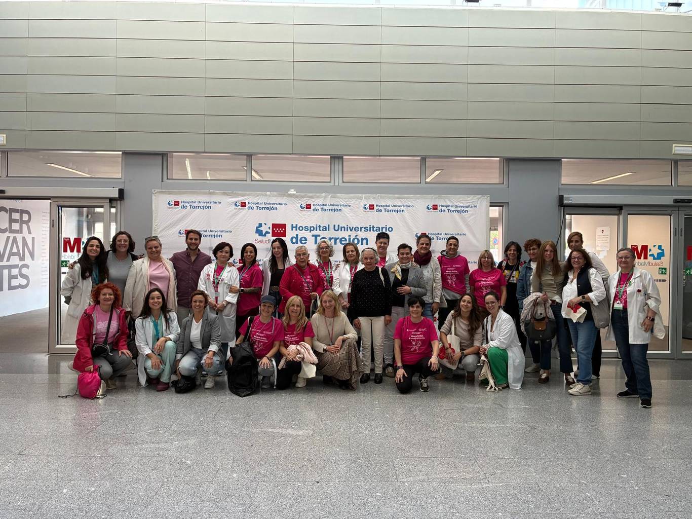 El Hospital de Torrejón conmemora el Día del Cáncer de Mama con ejercicio físico