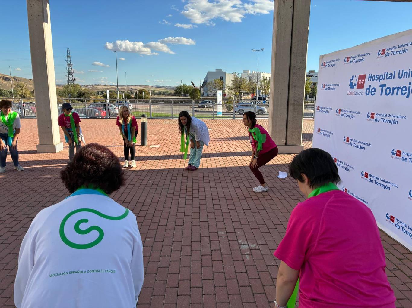 El Hospital de Torrejón conmemora el Día del Cáncer de Mama con ejercicio físico