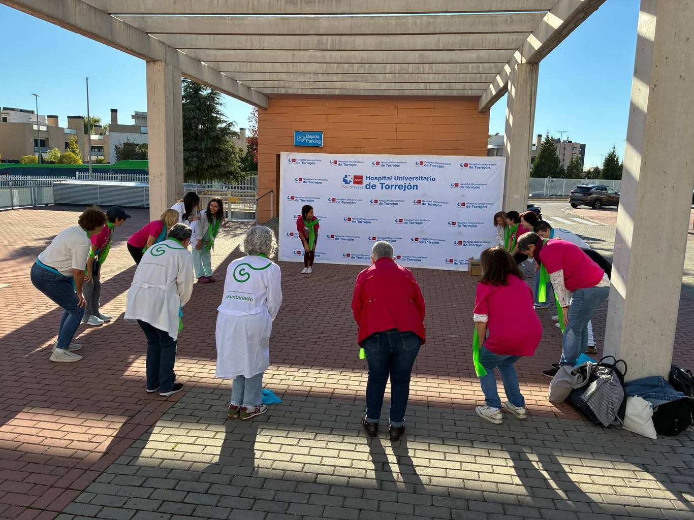 El Hospital de Torrejón conmemora el Día del Cáncer de Mama con ejercicio físico