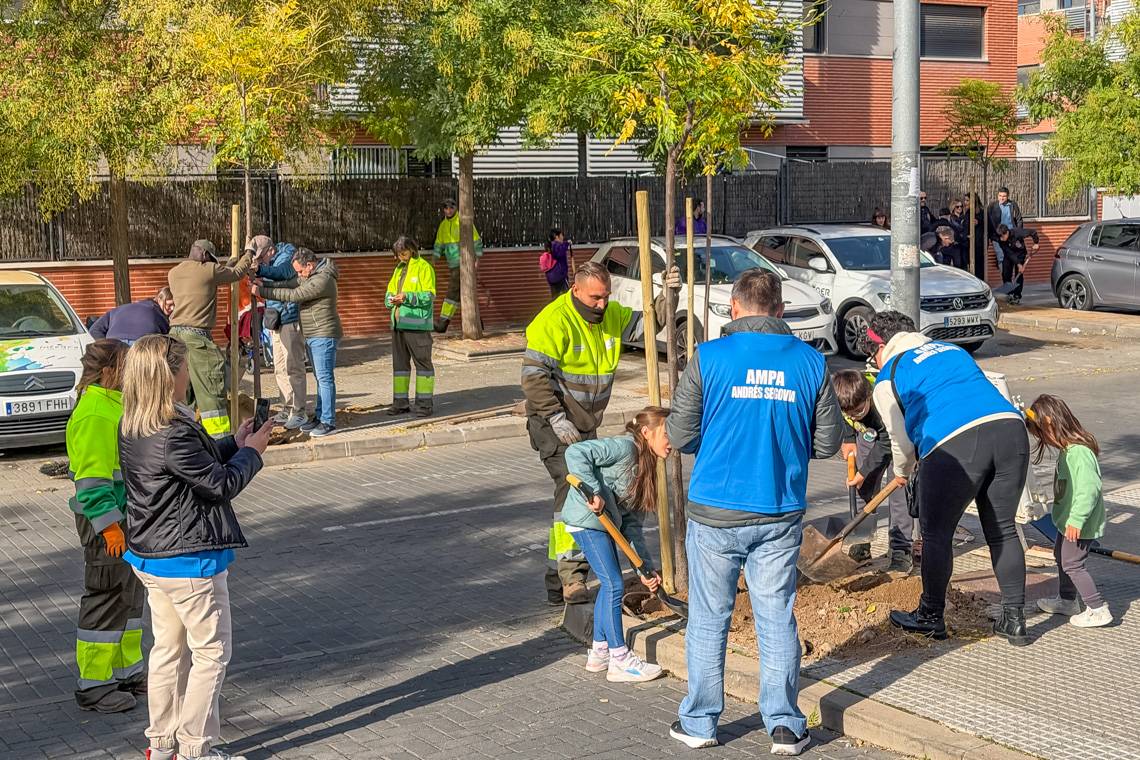 Torrejón planta 105 árboles contra el cambio climático con vecinos y asociaciones