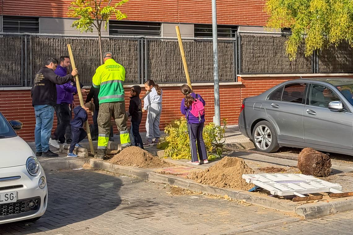 Torrejón planta 105 árboles contra el cambio climático con vecinos y asociaciones